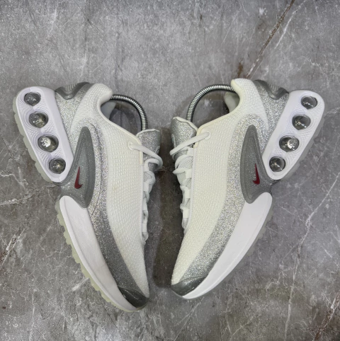 Tênis Air Max Dn "Silver Glitter" (Prata/Branco/Detalhe Vermelho)